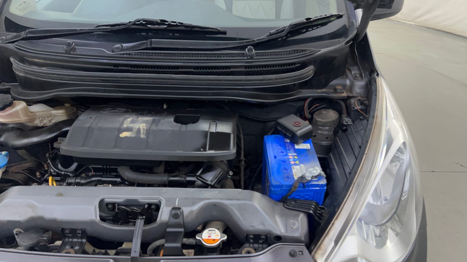 Used 2017 hyundai Eon Magna+ (O) Petrol Manual engine ENGINE LEFT SIDE HINGE & APRON VIEW
