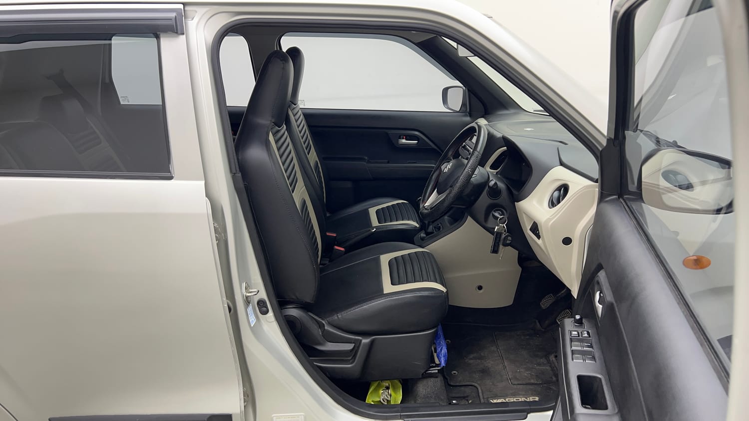 Used 2022 Maruti Suzuki Wagon R 1.0 VXi (O) 1.0 Petrol Manual interior RIGHT SIDE FRONT DOOR CABIN VIEW