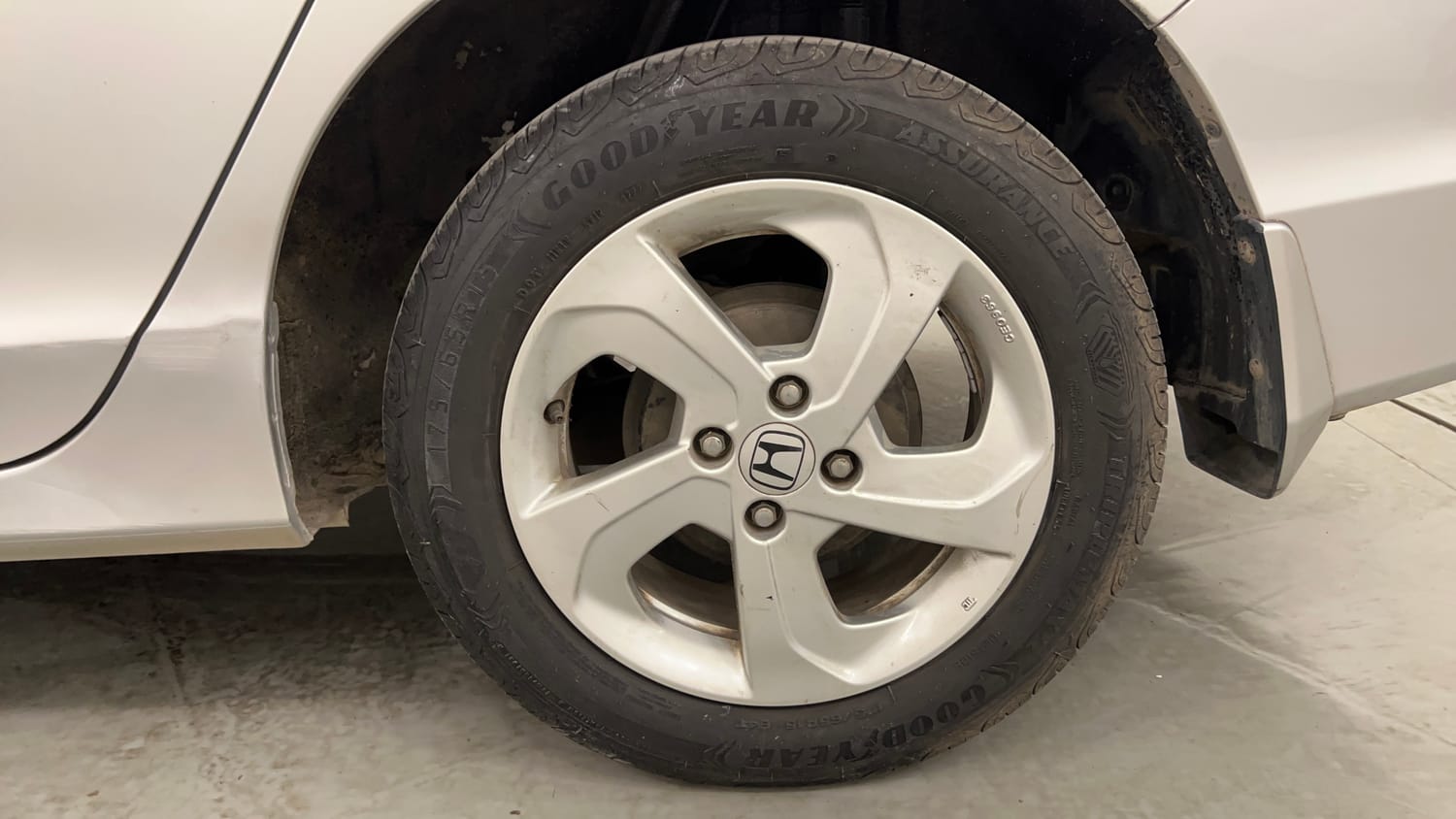 Used 2016 Honda City V Petrol Manual tyres LEFT REAR TYRE RIM VIEW