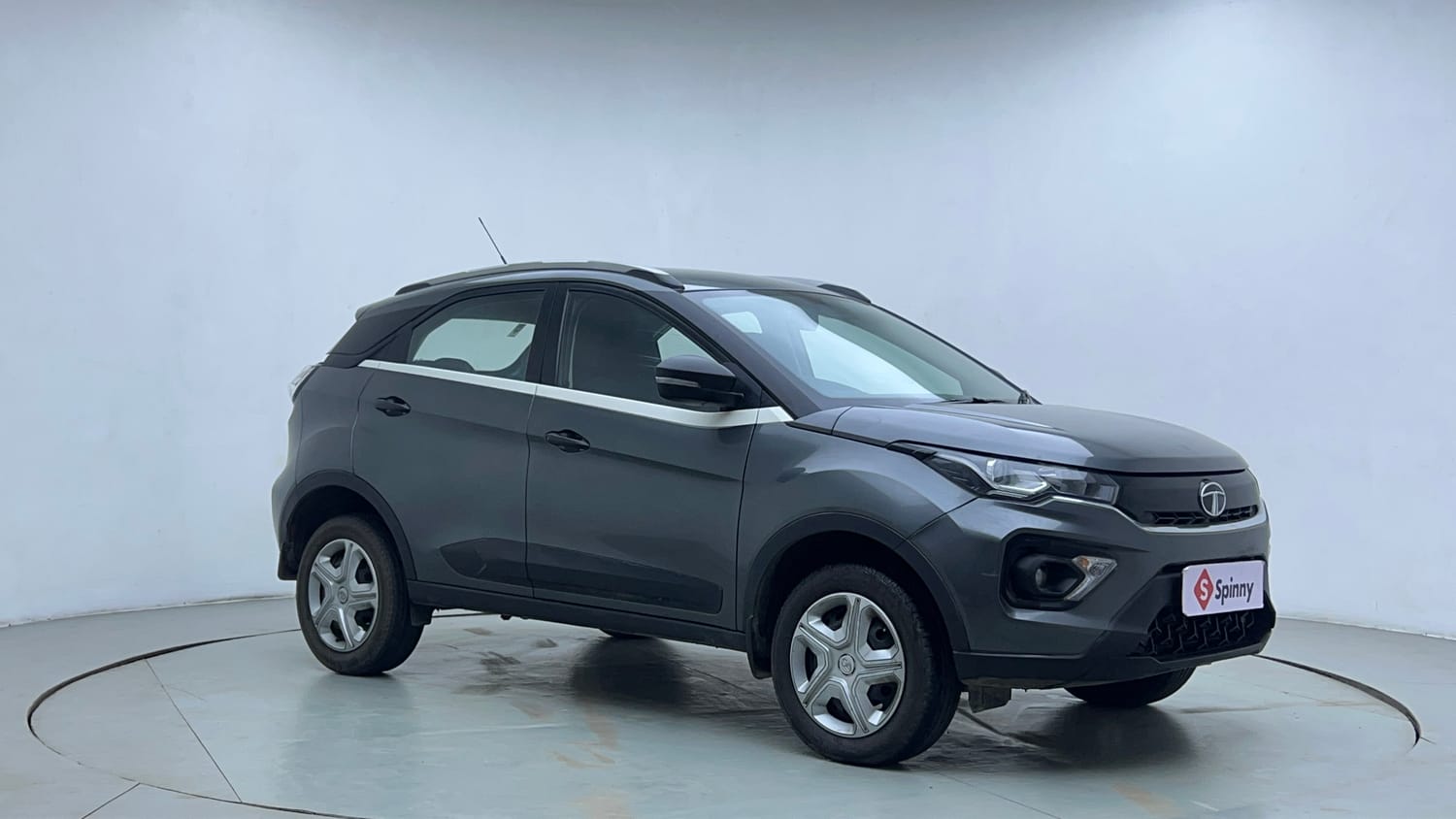 Used 2021 Tata Nexon XM Petrol Manual exterior RIGHT FRONT CORNER VIEW