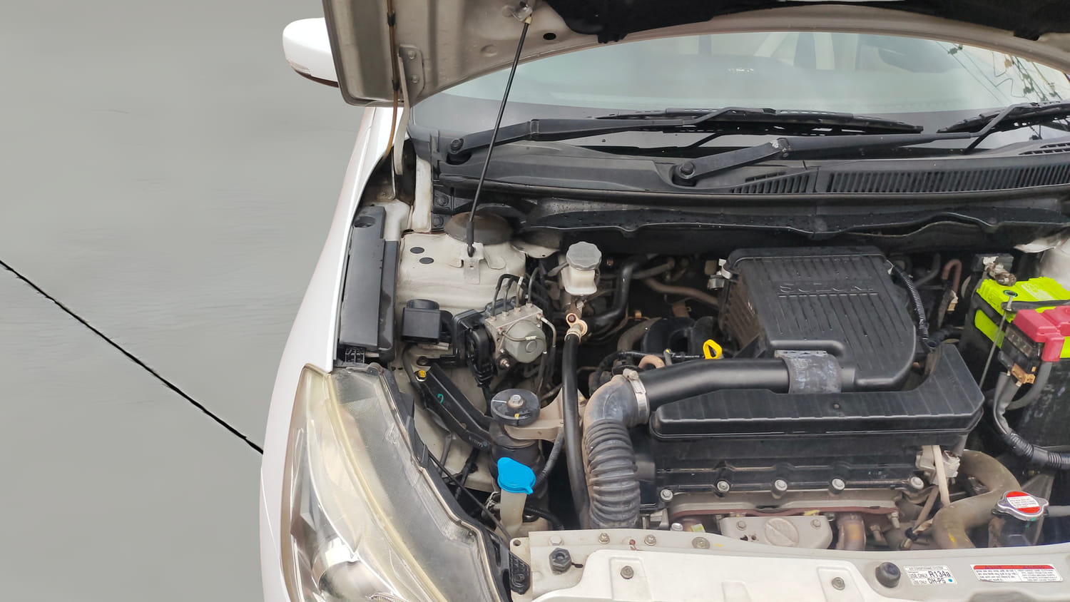 Used 2018 Maruti Suzuki Ciaz Zeta 1.4 MT Petrol Manual engine ENGINE RIGHT SIDE HINGE & APRON VIEW