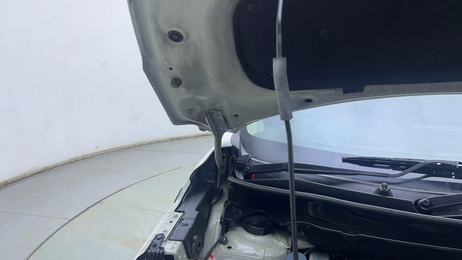Used 2022 Maruti Suzuki XL6 Alpha MT Petrol Petrol Manual engine ENGINE RIGHT SIDE HINGE & APRON VIEW