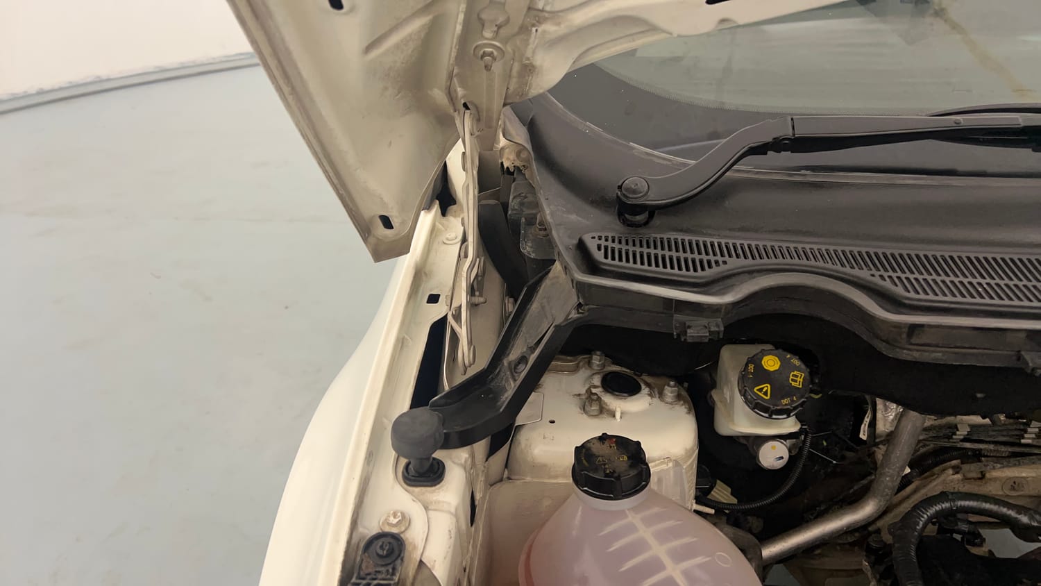 Used 2017 Ford EcoSport Titanium 1.5L Ti-VCT Petrol Manual engine ENGINE RIGHT SIDE HINGE & APRON VIEW