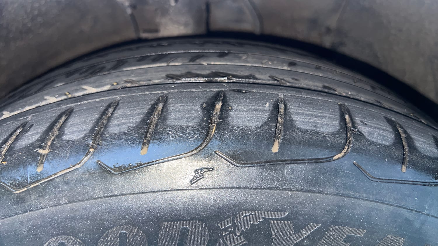 Used 2023 Hyundai Verna SX (O) 1.5 Petrol IVT Petrol Automatic tyres RIGHT FRONT TYRE TREAD VIEW