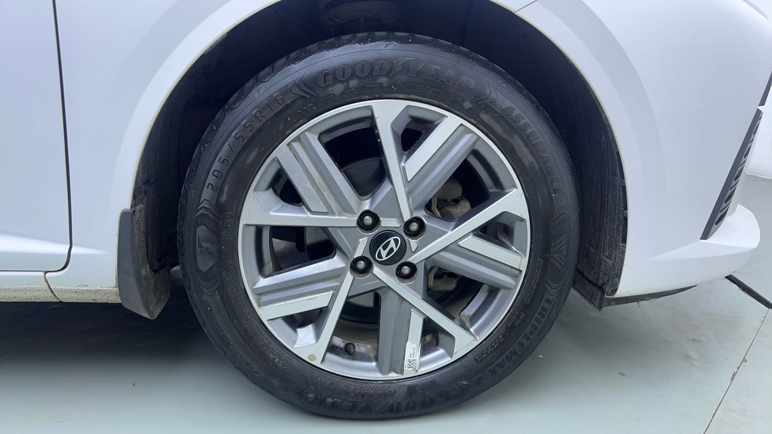 Used 2023 Hyundai Verna SX (O) 1.5 Petrol IVT Petrol Automatic tyres RIGHT FRONT TYRE RIM VIEW