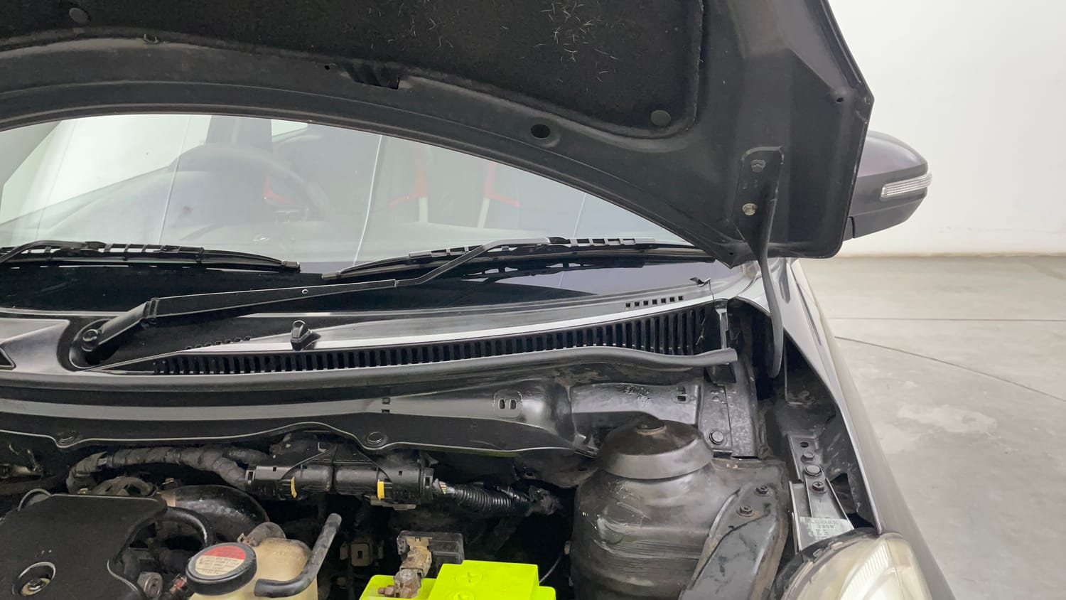 Used 2016 Maruti Suzuki Swift VDi (O) Diesel Manual engine ENGINE LEFT SIDE HINGE & APRON VIEW