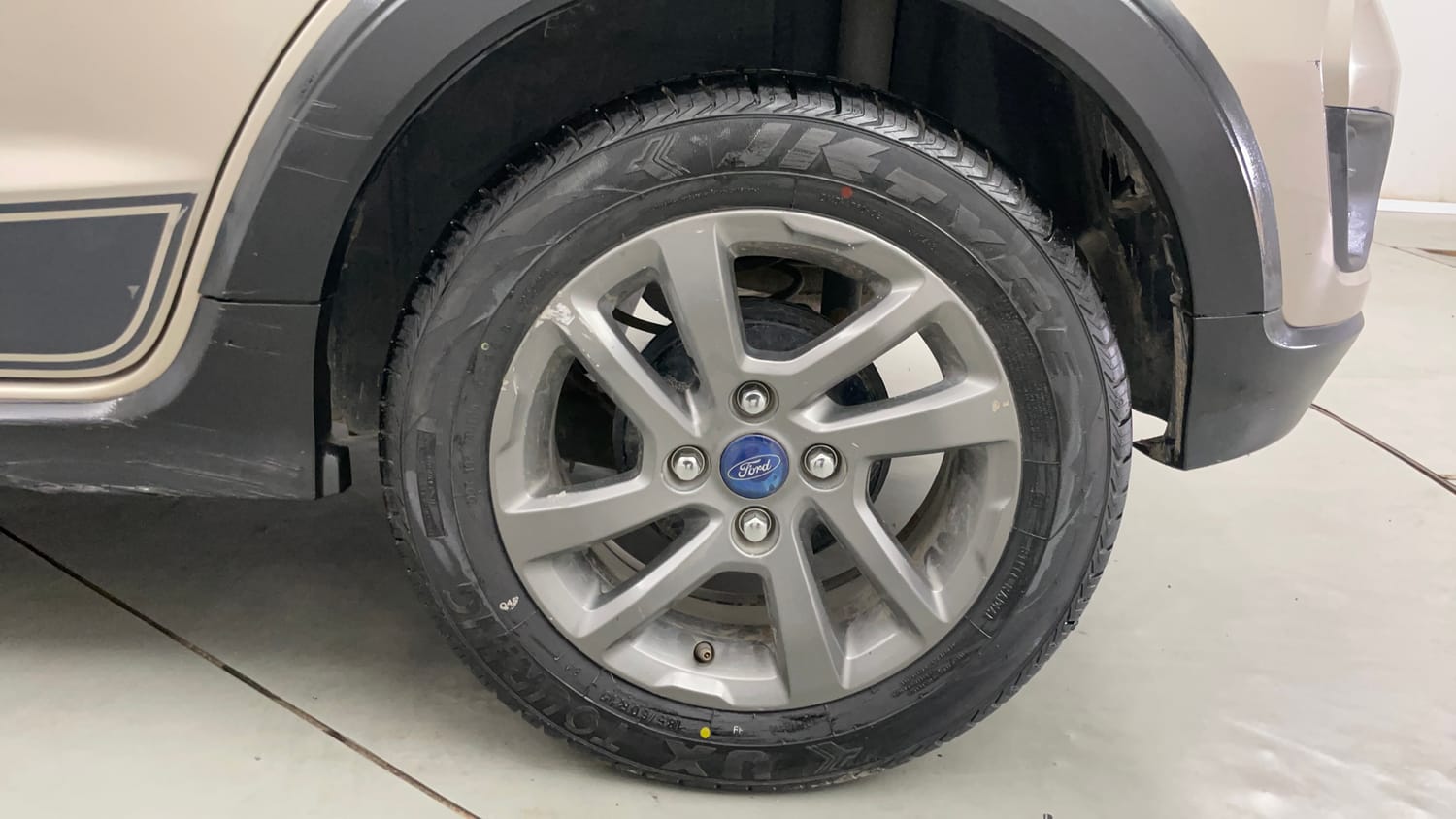 Used 2018 Ford Freestyle Titanium 1.2 Ti-VCT Petrol Manual tyres LEFT REAR TYRE RIM VIEW