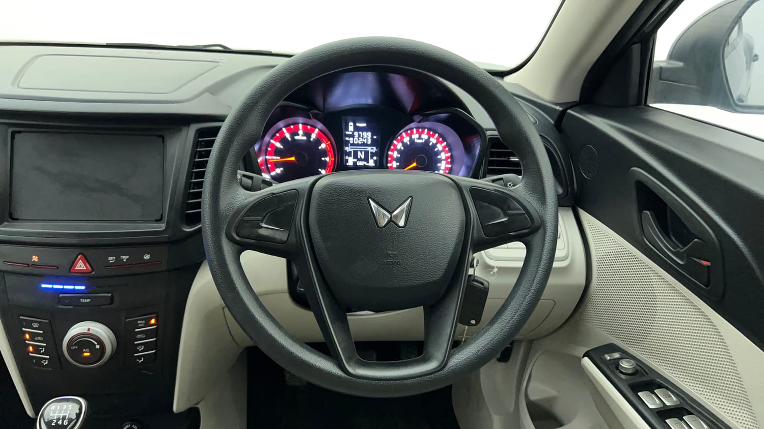 Used 2023 Mahindra XUV 300 W4 1.2 Petrol Petrol Manual interior STEERING VIEW