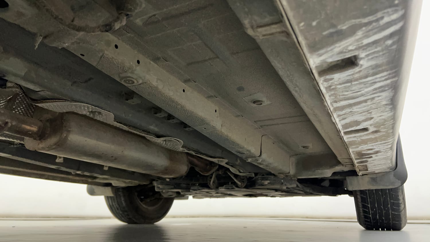Used 2023 Mahindra XUV 300 W4 1.2 Petrol Petrol Manual extra REAR RIGHT UNDERBODY VIEW