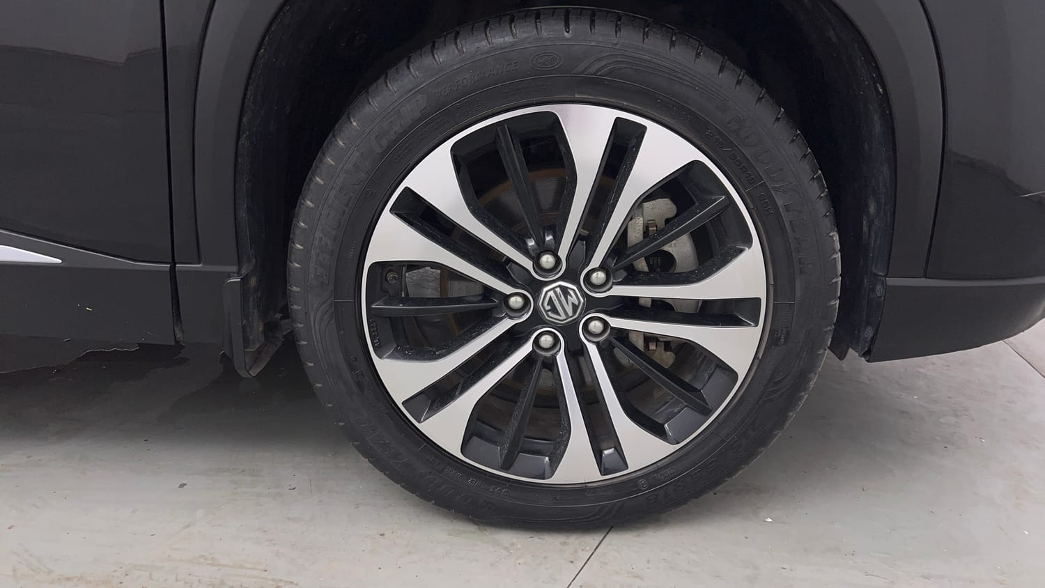 Used 2022 MG Motors Hector Plus Sharp 1.5 Petrol Turbo CVT 6-STR Petrol Automatic tyres RIGHT FRONT TYRE RIM VIEW