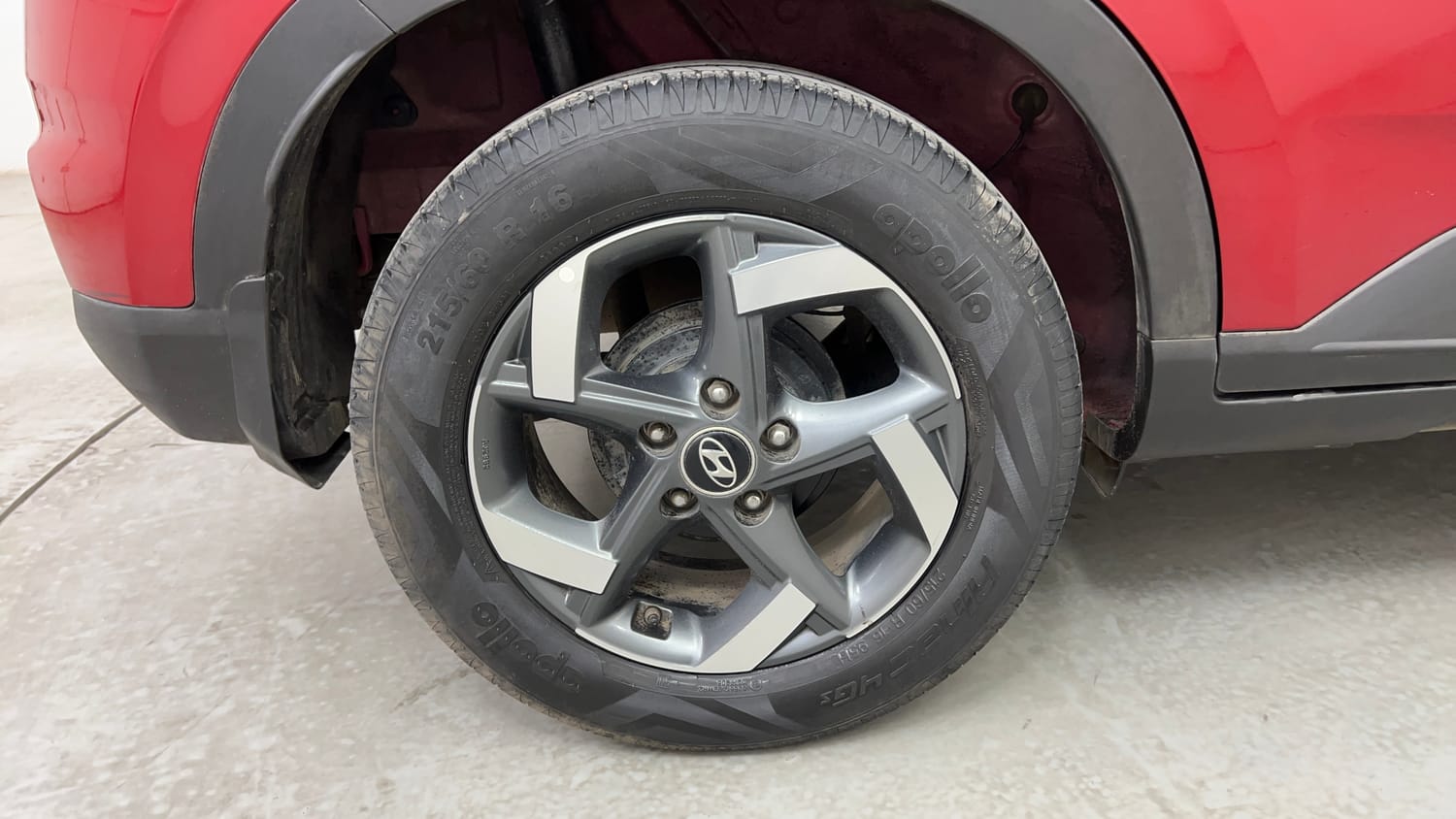 Used 2020 Hyundai Venue SX Plus 1.0 Turbo DCT Petrol Automatic tyres RIGHT REAR TYRE RIM VIEW