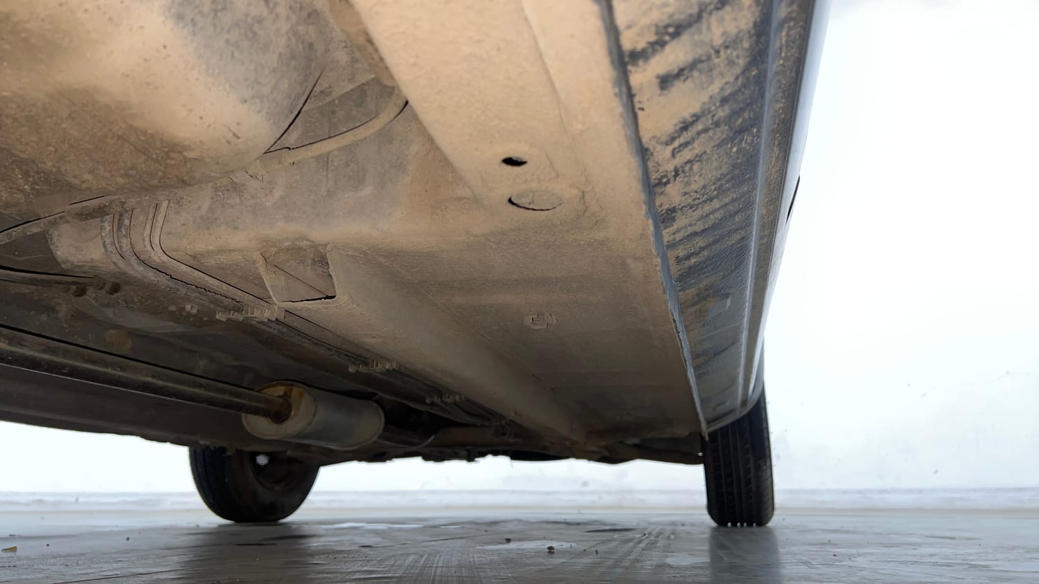 Used 2017 Renault Kwid 1.0 RXL AMT Petrol Automatic extra REAR RIGHT UNDERBODY VIEW