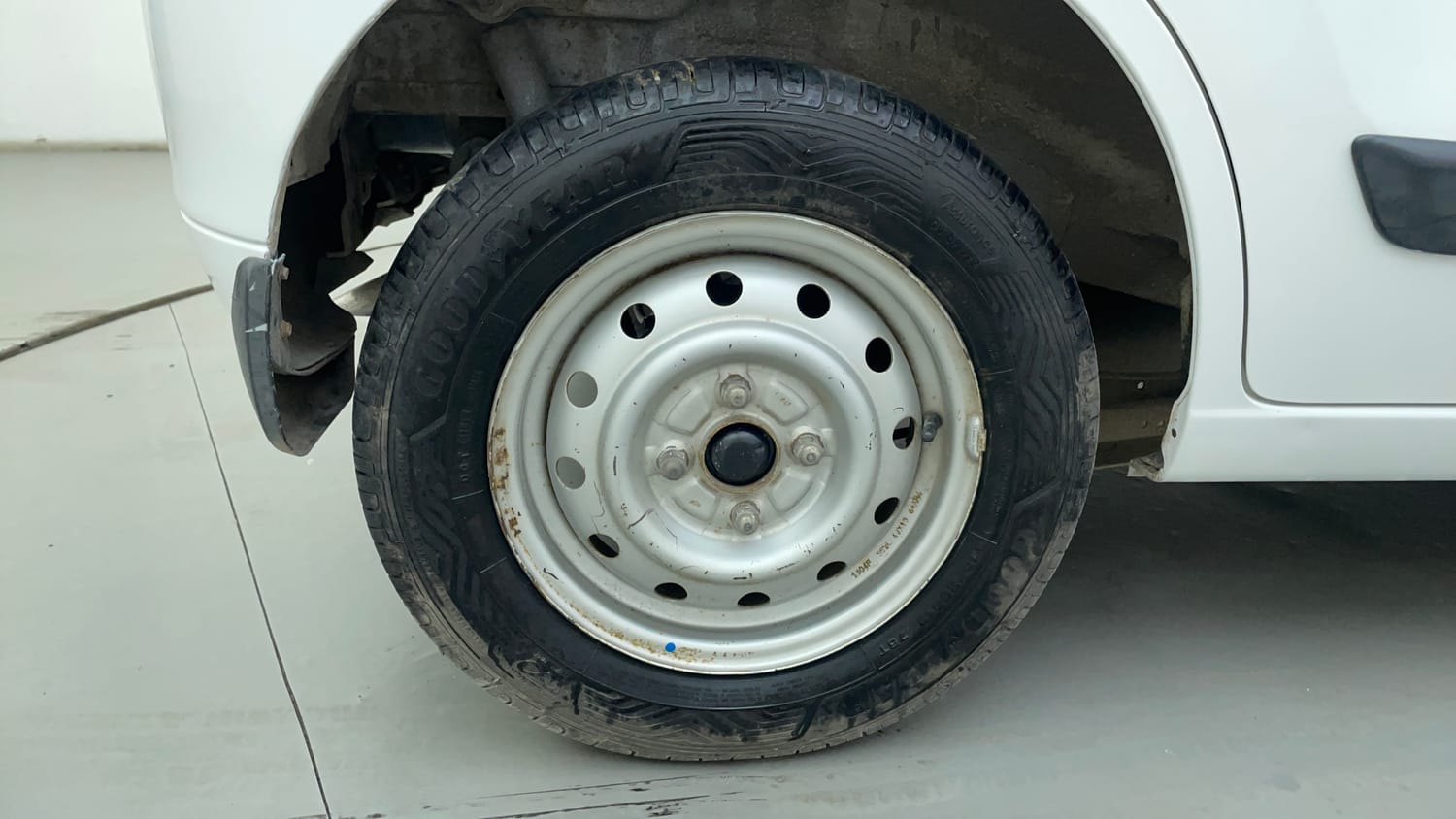 Used 2013 Maruti Suzuki Wagon R LXI Petrol Manual tyres RIGHT REAR TYRE RIM VIEW
