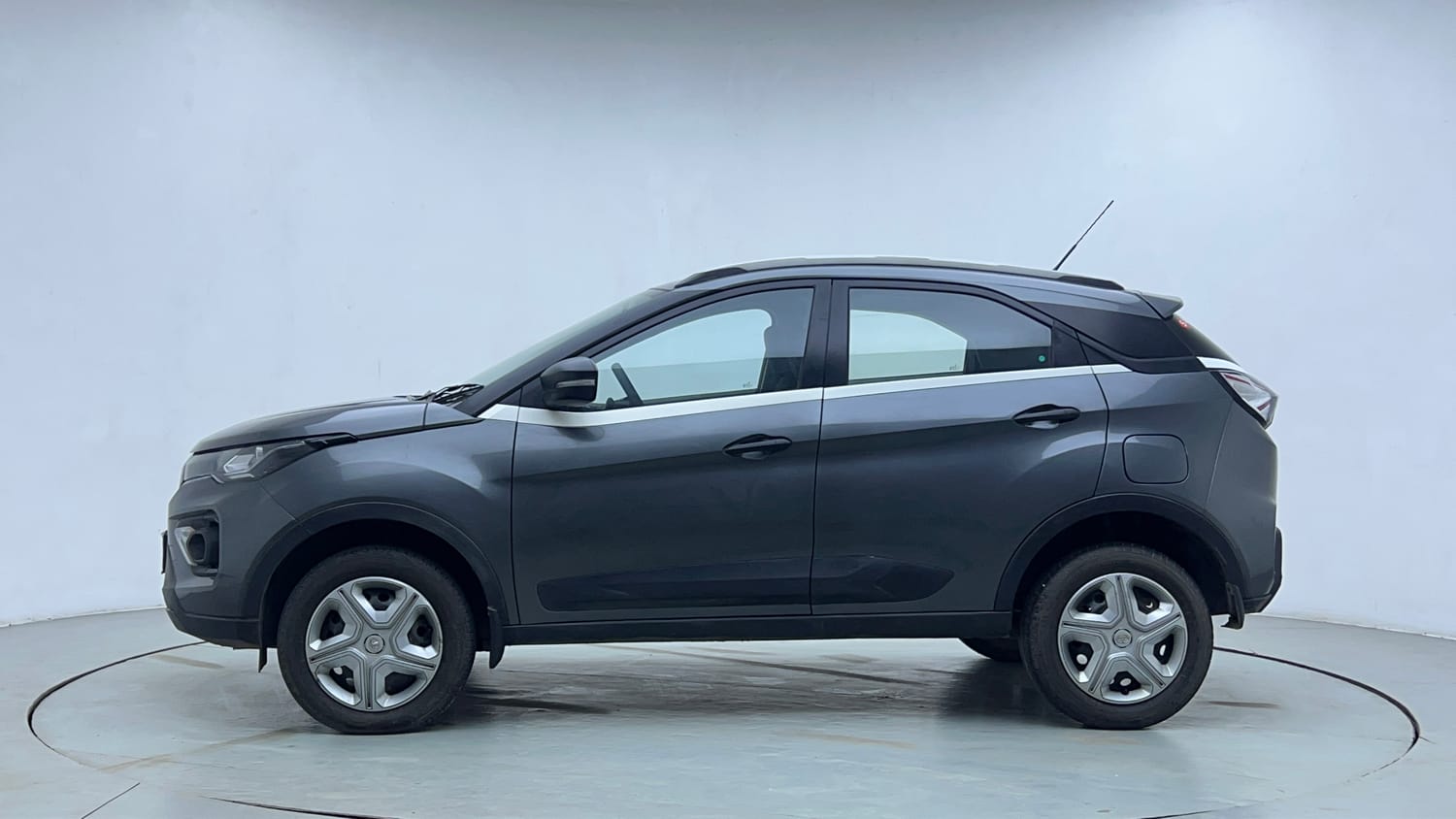 Used 2021 Tata Nexon XM Petrol Manual exterior LEFT SIDE VIEW