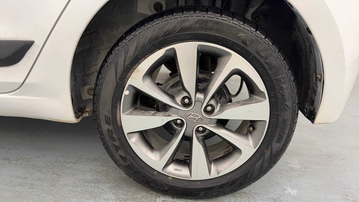 Used 2015 Hyundai Elite i20 Asta 1.2 Petrol Manual tyres LEFT REAR TYRE RIM VIEW