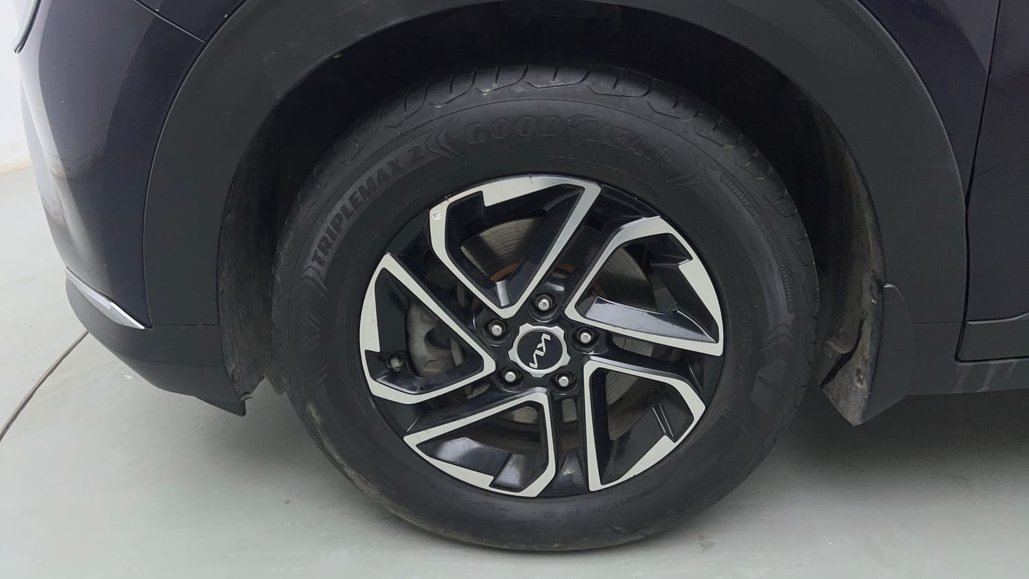 Used 2022 Kia Carens Luxury Plus 1.5 Diesel AT 7 STR Diesel Automatic tyres LEFT FRONT TYRE RIM VIEW