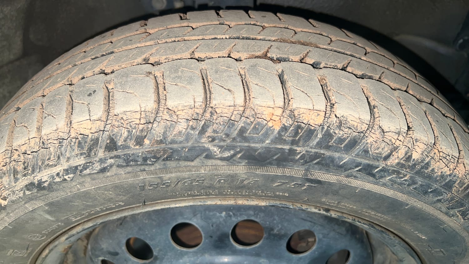 Used 2018 Maruti Suzuki Wagon R 1.0 VXI AMT Petrol Automatic tyres RIGHT FRONT TYRE TREAD VIEW