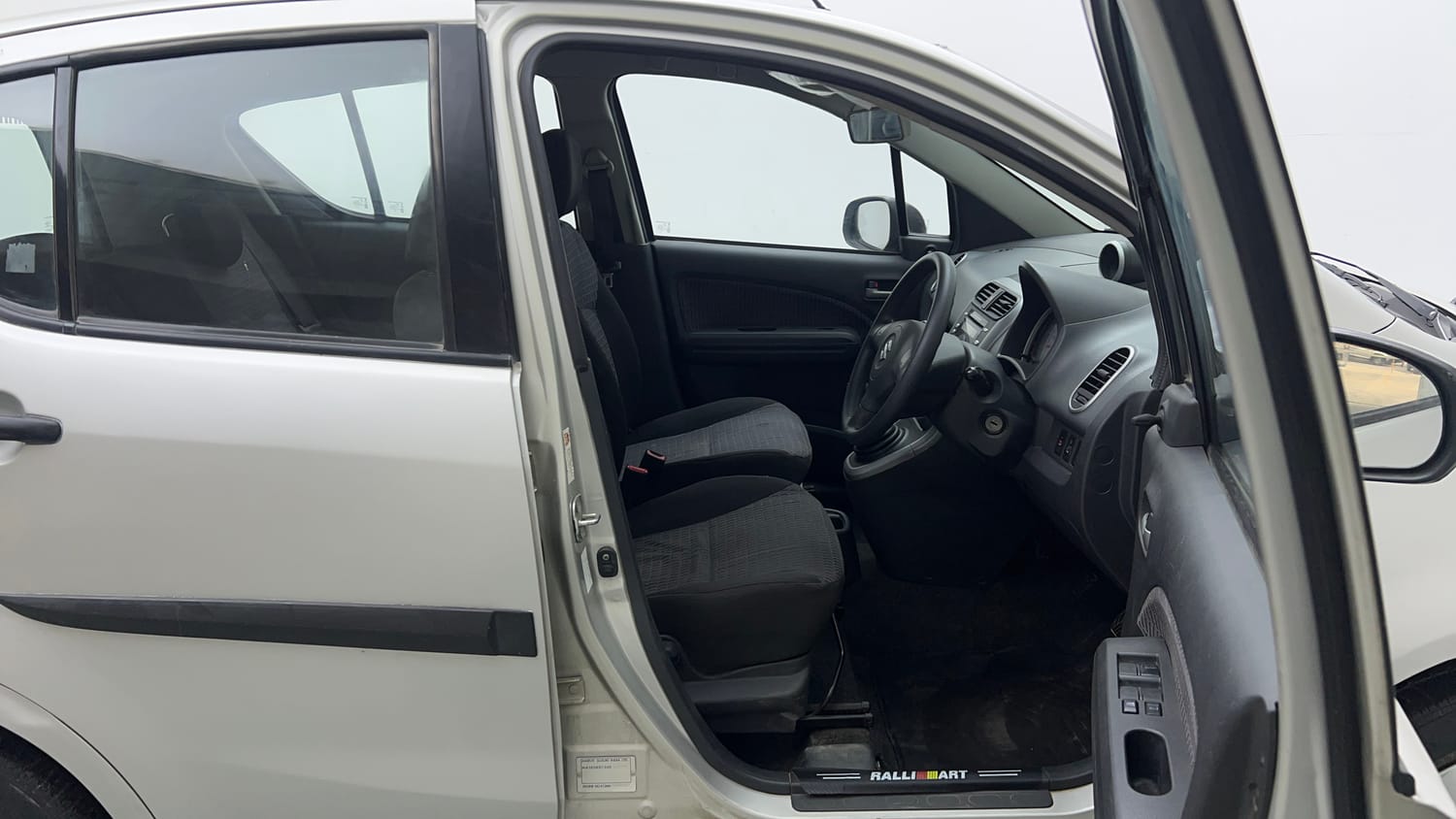Used 2015 Maruti Suzuki Ritz Vxi BS-IV Petrol Manual interior RIGHT SIDE FRONT DOOR CABIN VIEW