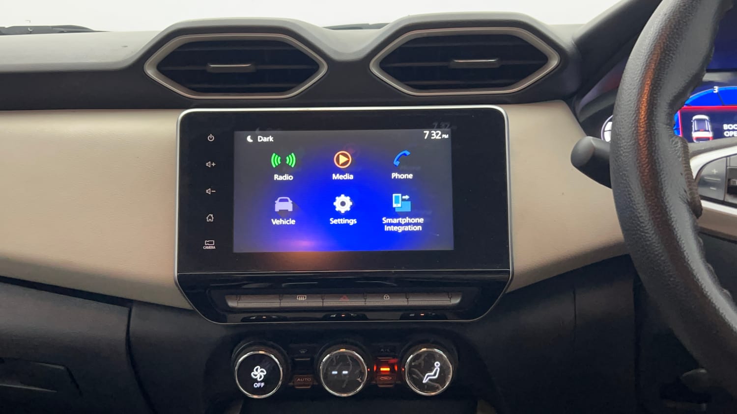Used 2021 Nissan Magnite XV Petrol Manual top_features Integrated (in-dash) music system