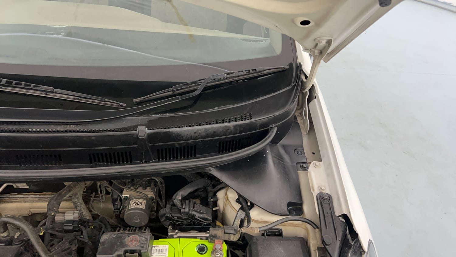 Used 2015 Hyundai Elite i20 Asta 1.2 Petrol Manual engine ENGINE LEFT SIDE HINGE & APRON VIEW