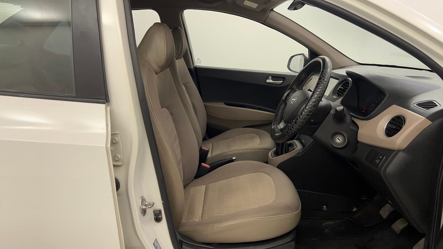 Used 2018 Hyundai Xcent SX 1.1 CRDi Diesel Manual interior RIGHT SIDE FRONT DOOR CABIN VIEW