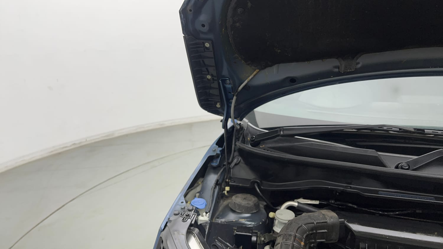 Used 2019 Maruti Suzuki Ignis Delta 1.2 MT Petrol Manual engine ENGINE RIGHT SIDE HINGE & APRON VIEW