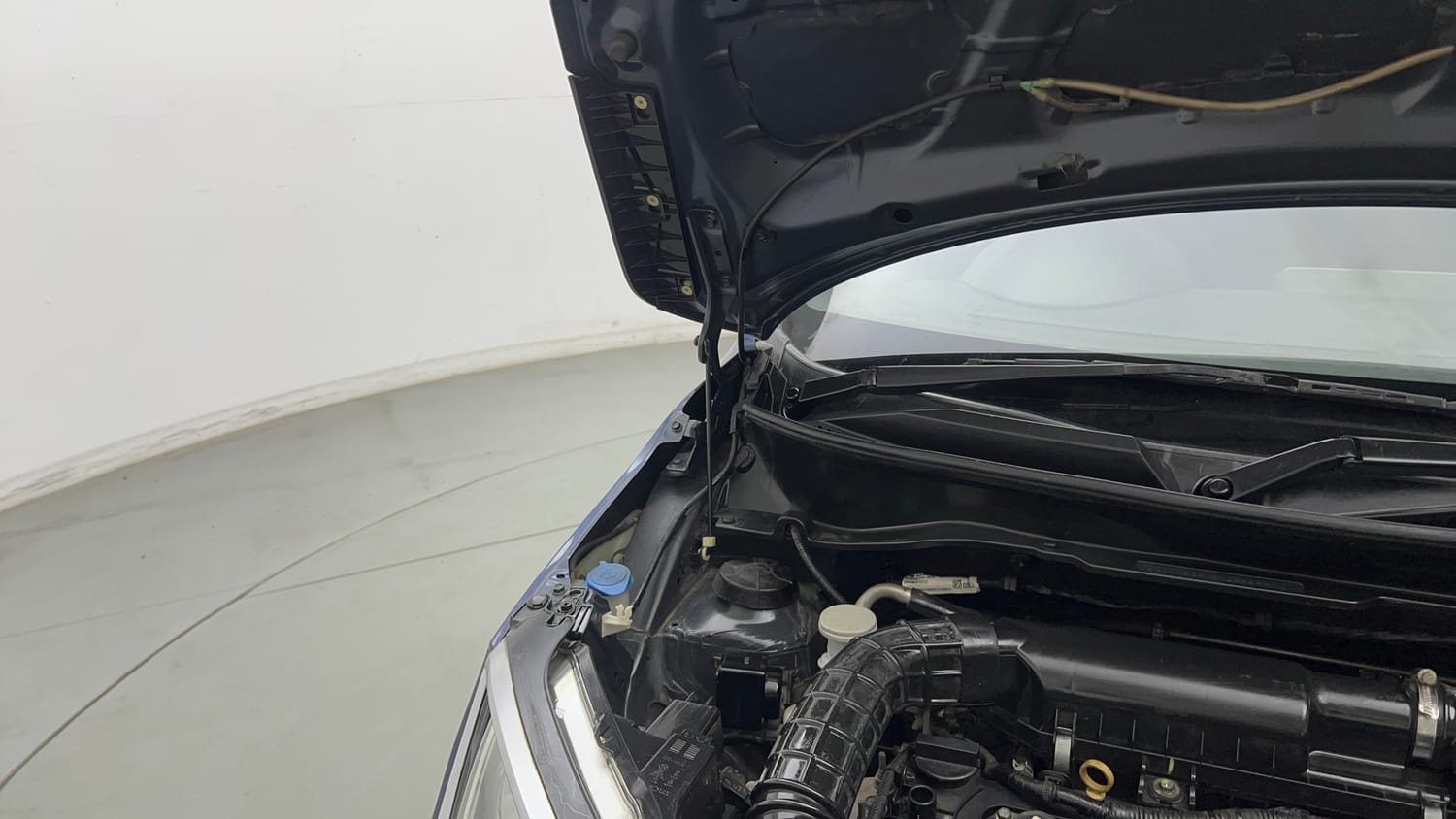 Used 2020 Maruti Suzuki Ignis Zeta 1.2 MT Petrol Manual engine ENGINE RIGHT SIDE HINGE & APRON VIEW