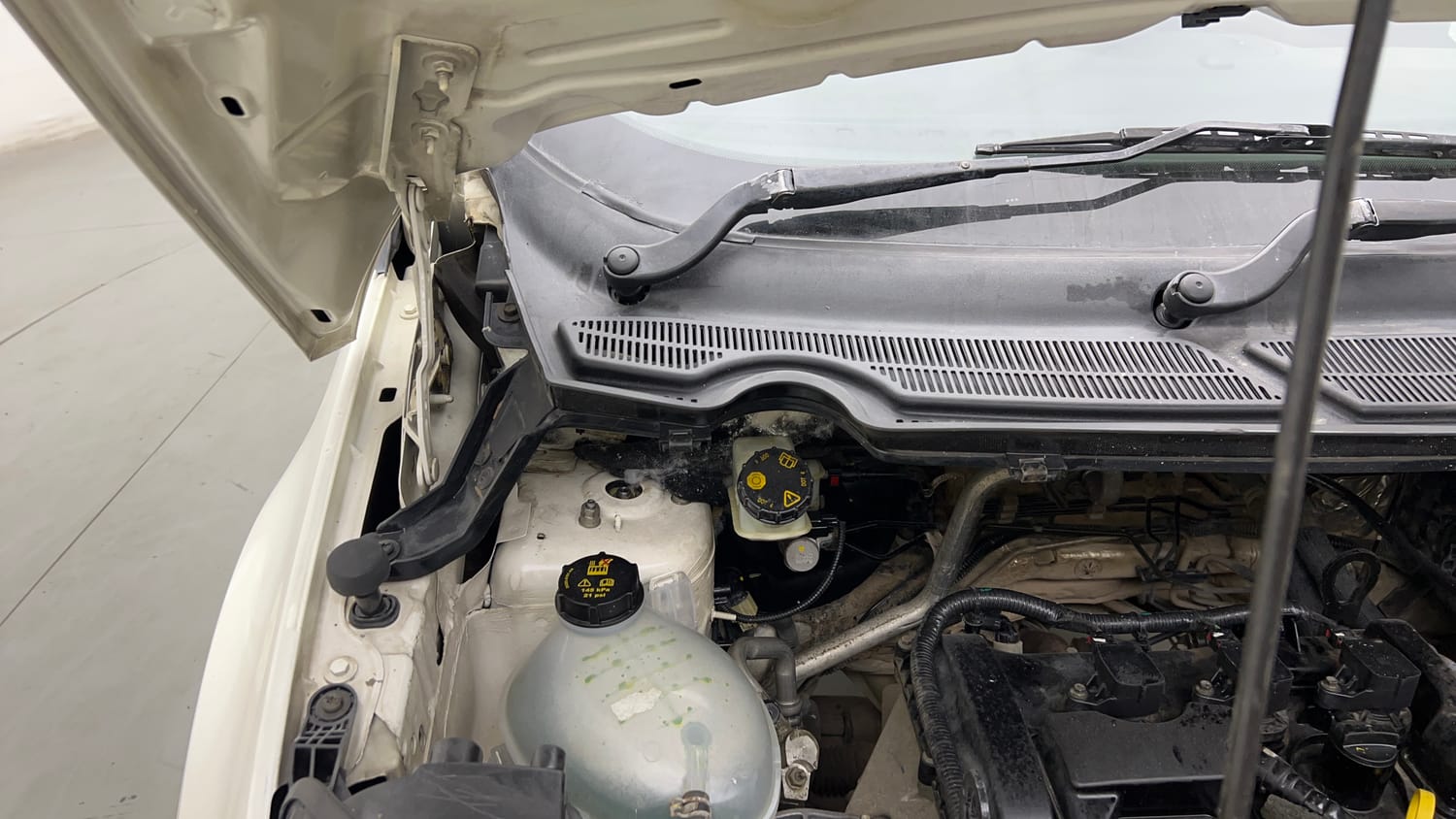 Used 2018 Ford EcoSport Titanium + 1.5L Ti-VCT Petrol Manual engine ENGINE RIGHT SIDE HINGE & APRON VIEW