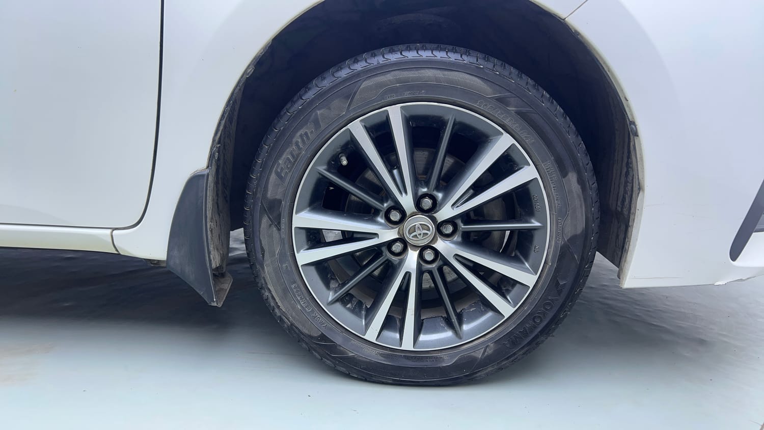 Used 2019 Toyota Corolla Altis GL Petrol Petrol Manual tyres RIGHT FRONT TYRE RIM VIEW