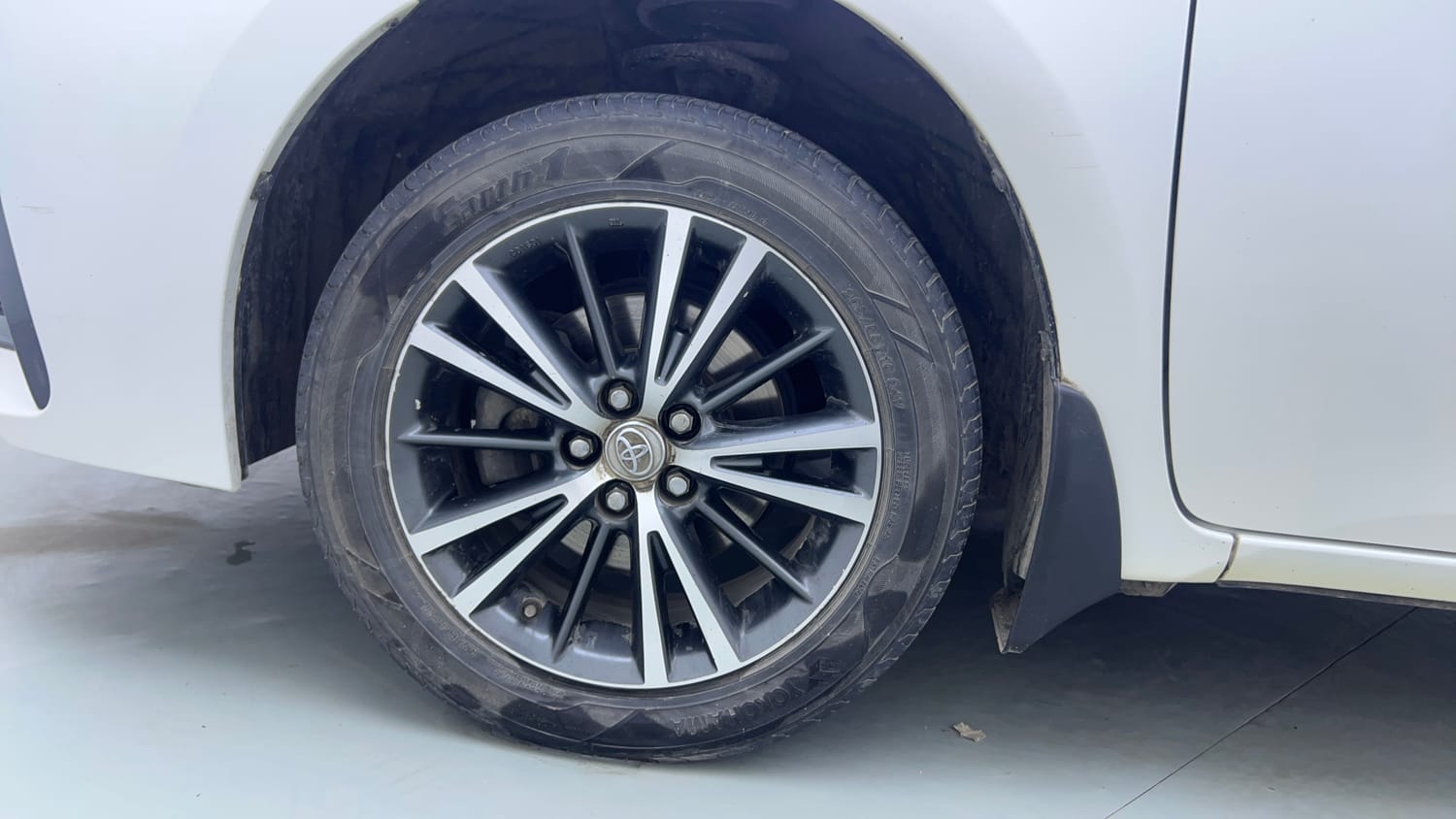 Used 2019 Toyota Corolla Altis GL Petrol Petrol Manual tyres LEFT FRONT TYRE RIM VIEW