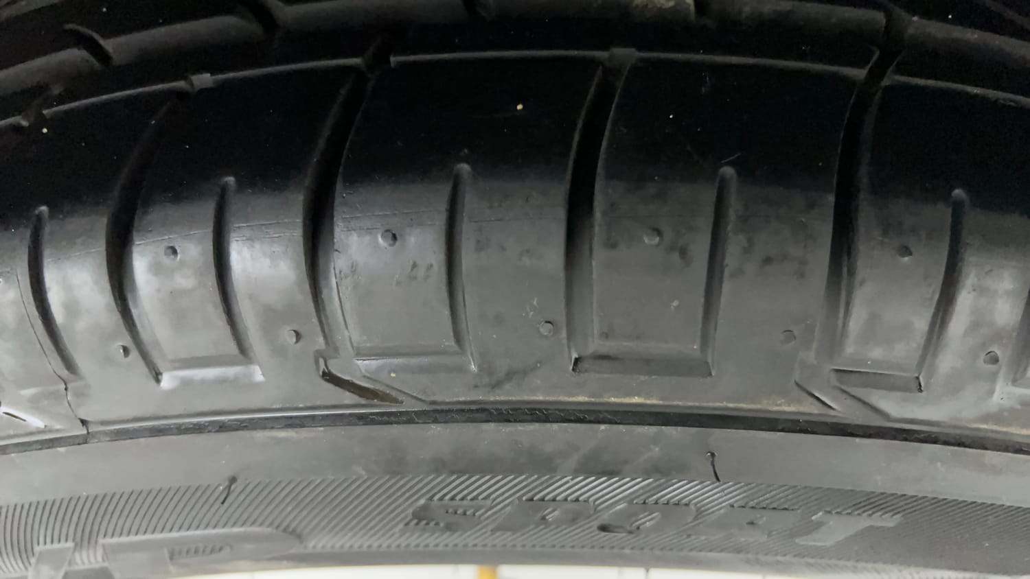 Used 2023 Mahindra XUV 300 W4 1.2 Petrol Petrol Manual tyres RIGHT FRONT TYRE TREAD VIEW