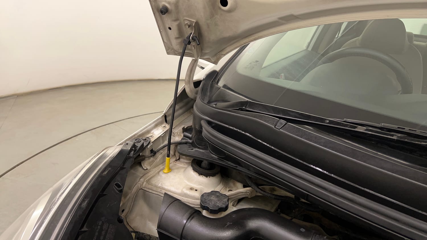 Used 2018 Hyundai Xcent SX 1.1 CRDi Diesel Manual engine ENGINE RIGHT SIDE HINGE & APRON VIEW