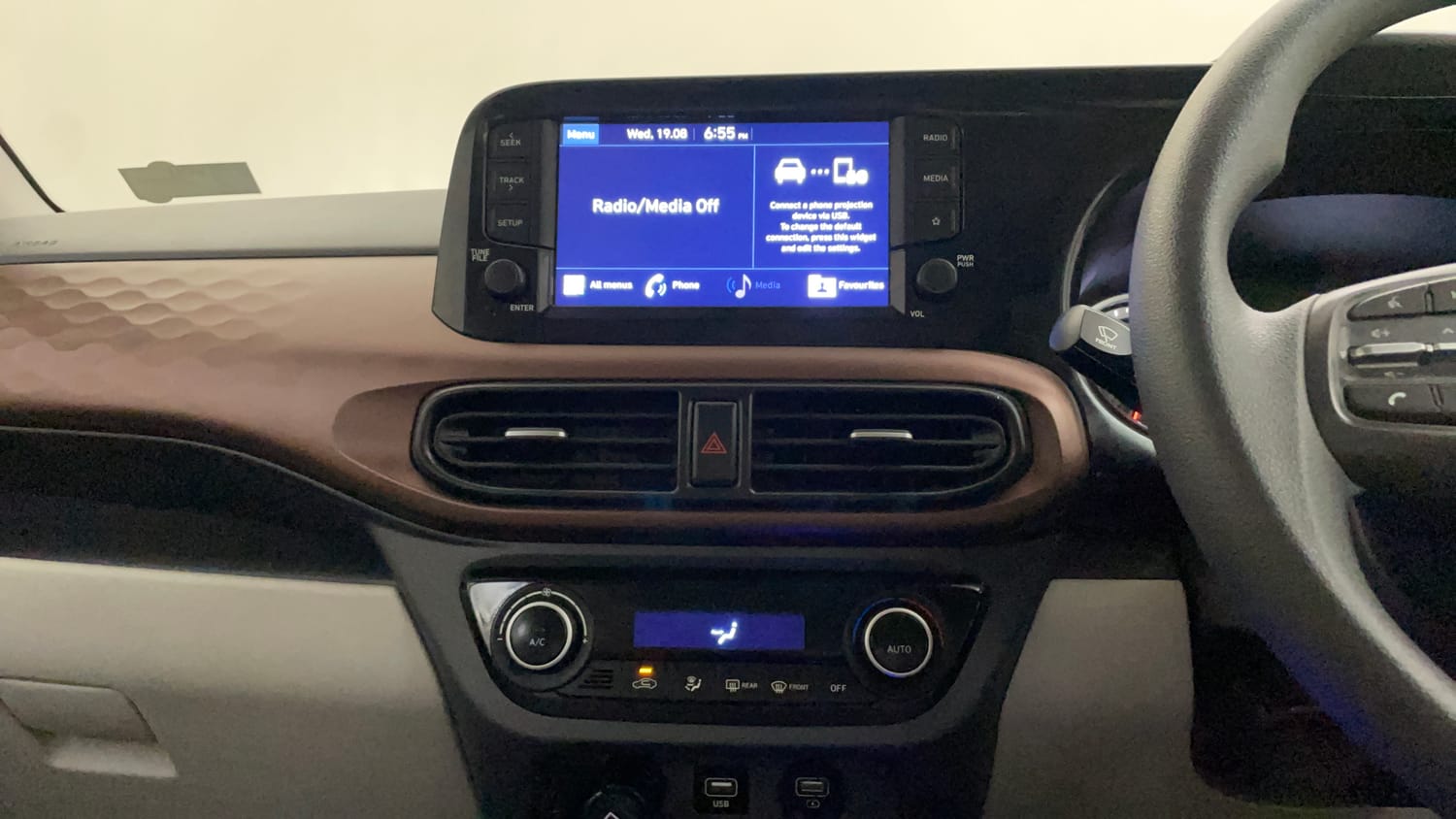 Used 2022 Hyundai Aura SX Plus 1.2 AMT Petrol Petrol Automatic interior MUSIC SYSTEM & AC CONTROL VIEW