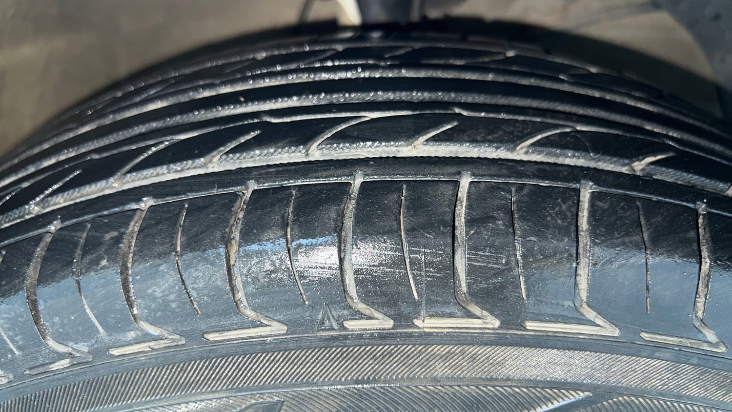 Used 2017 Maruti Suzuki Dzire VXi Petrol Manual tyres RIGHT FRONT TYRE TREAD VIEW