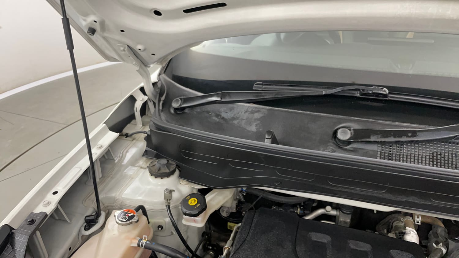 Used 2022 Hyundai Venue SX 1.0 Turbo Petrol Manual engine ENGINE RIGHT SIDE HINGE & APRON VIEW