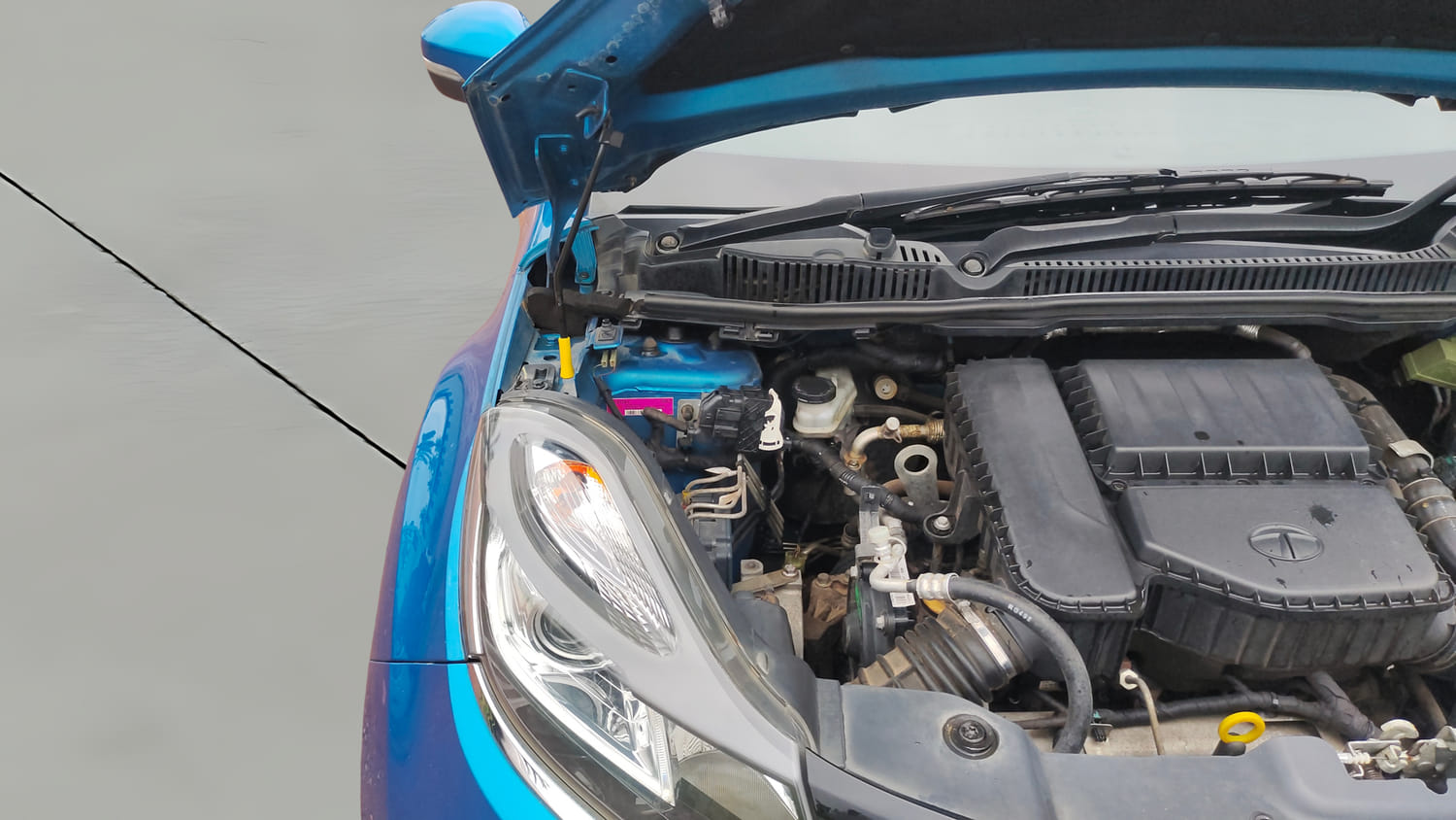Used 2017 Tata Nexon XZ Plus Diesel Diesel Manual engine ENGINE RIGHT SIDE HINGE & APRON VIEW