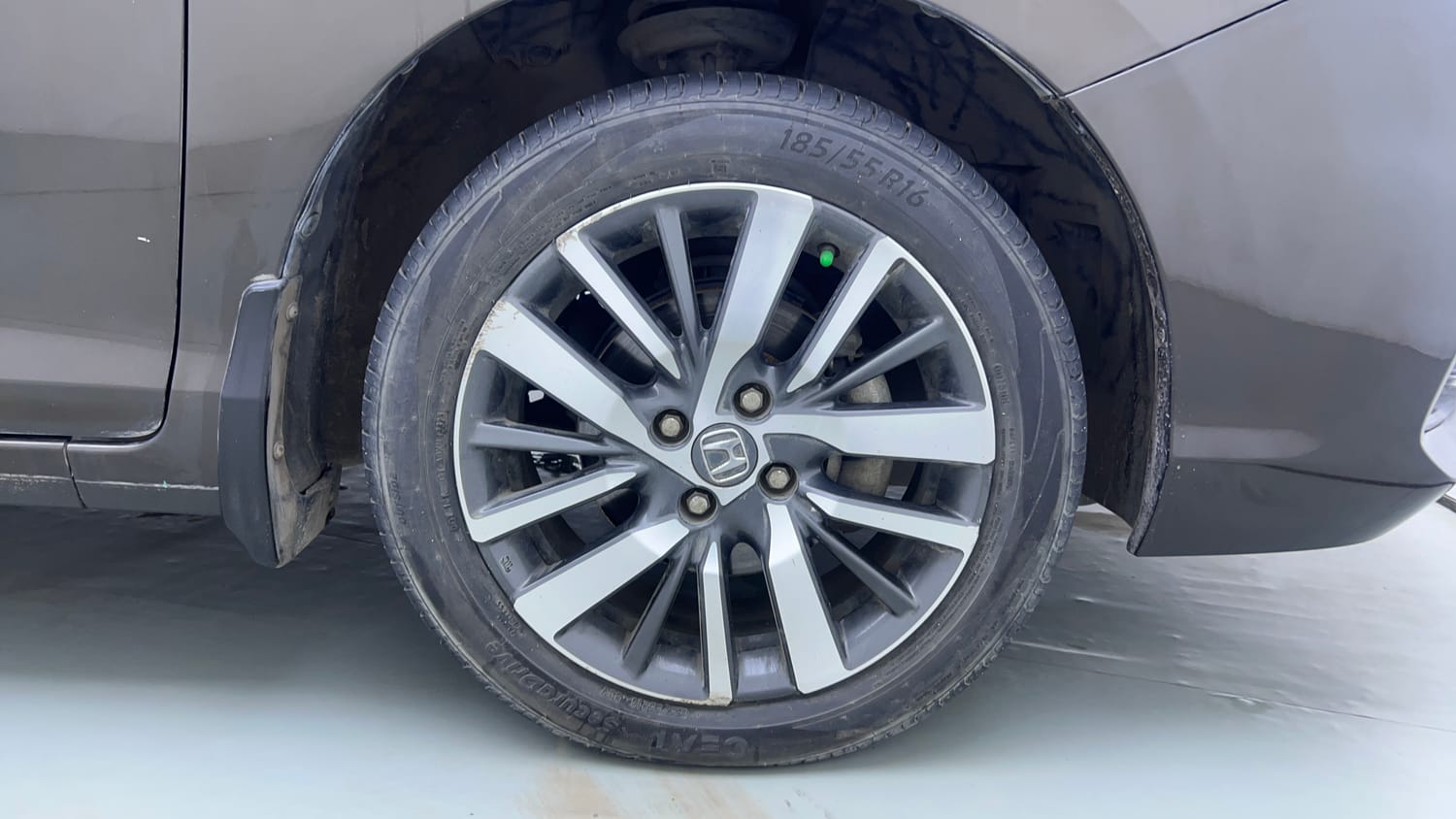 Used 2021 Honda City ZX CVT Petrol Petrol Automatic tyres RIGHT FRONT TYRE RIM VIEW