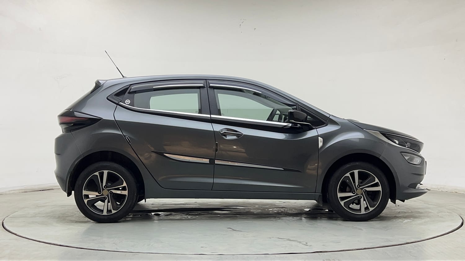 Used 2024 Tata Altroz XZ Petrol Petrol Manual exterior RIGHT SIDE VIEW