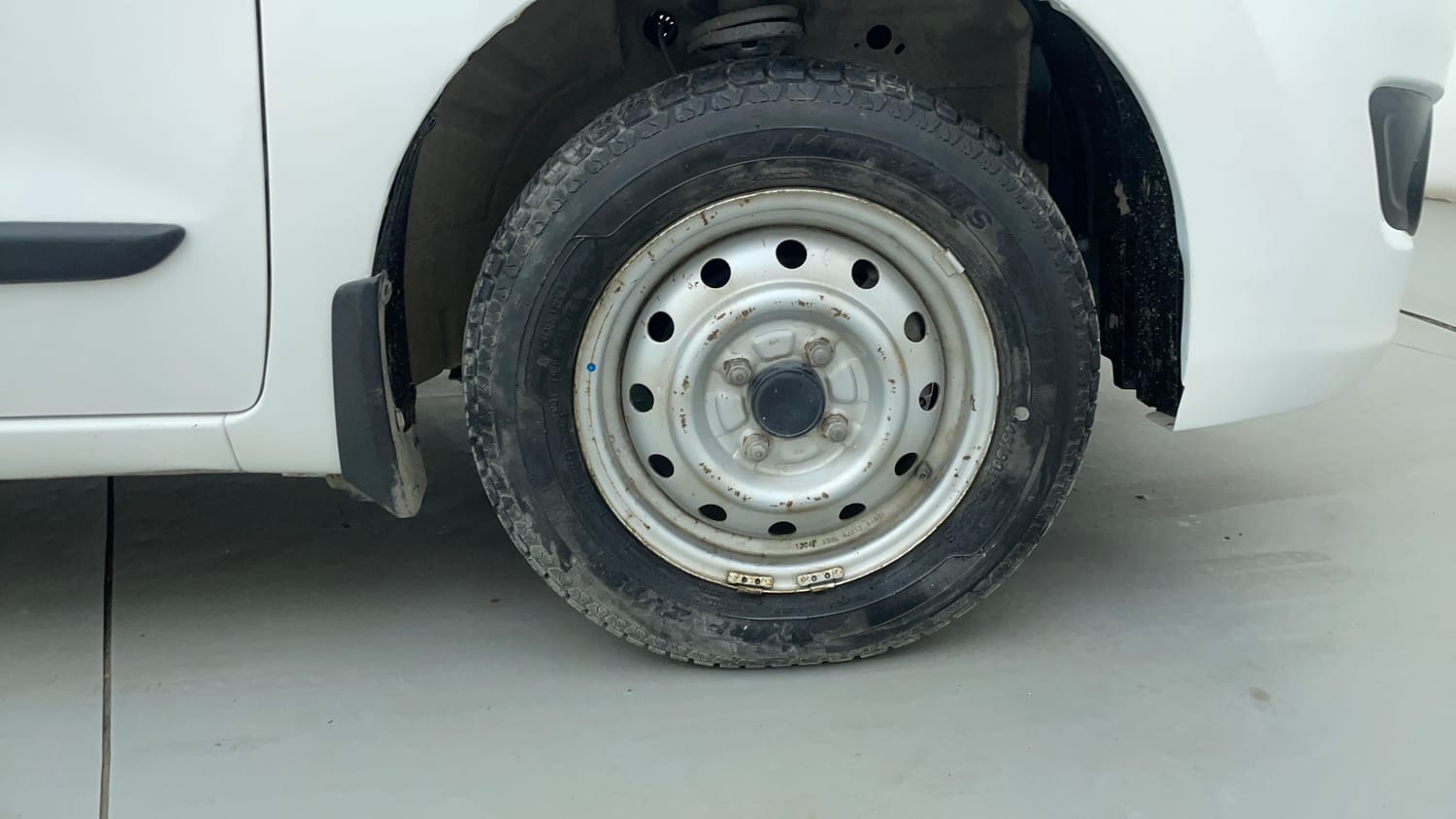 Used 2013 Maruti Suzuki Wagon R LXI Petrol Manual tyres RIGHT FRONT TYRE RIM VIEW