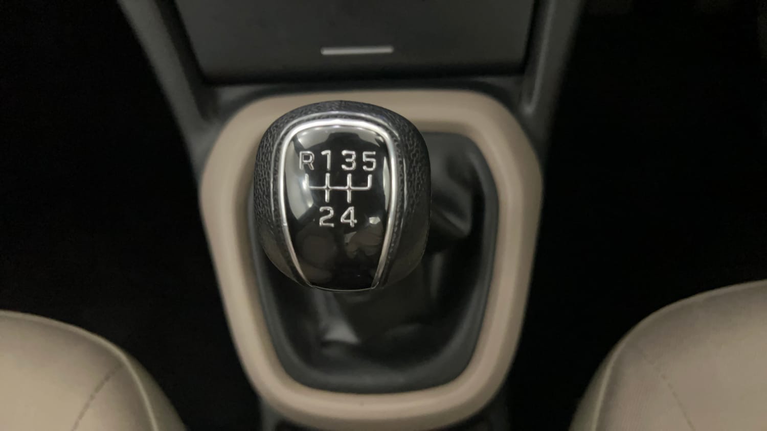 Used 2018 Hyundai Xcent SX 1.1 CRDi Diesel Manual interior GEAR  KNOB VIEW