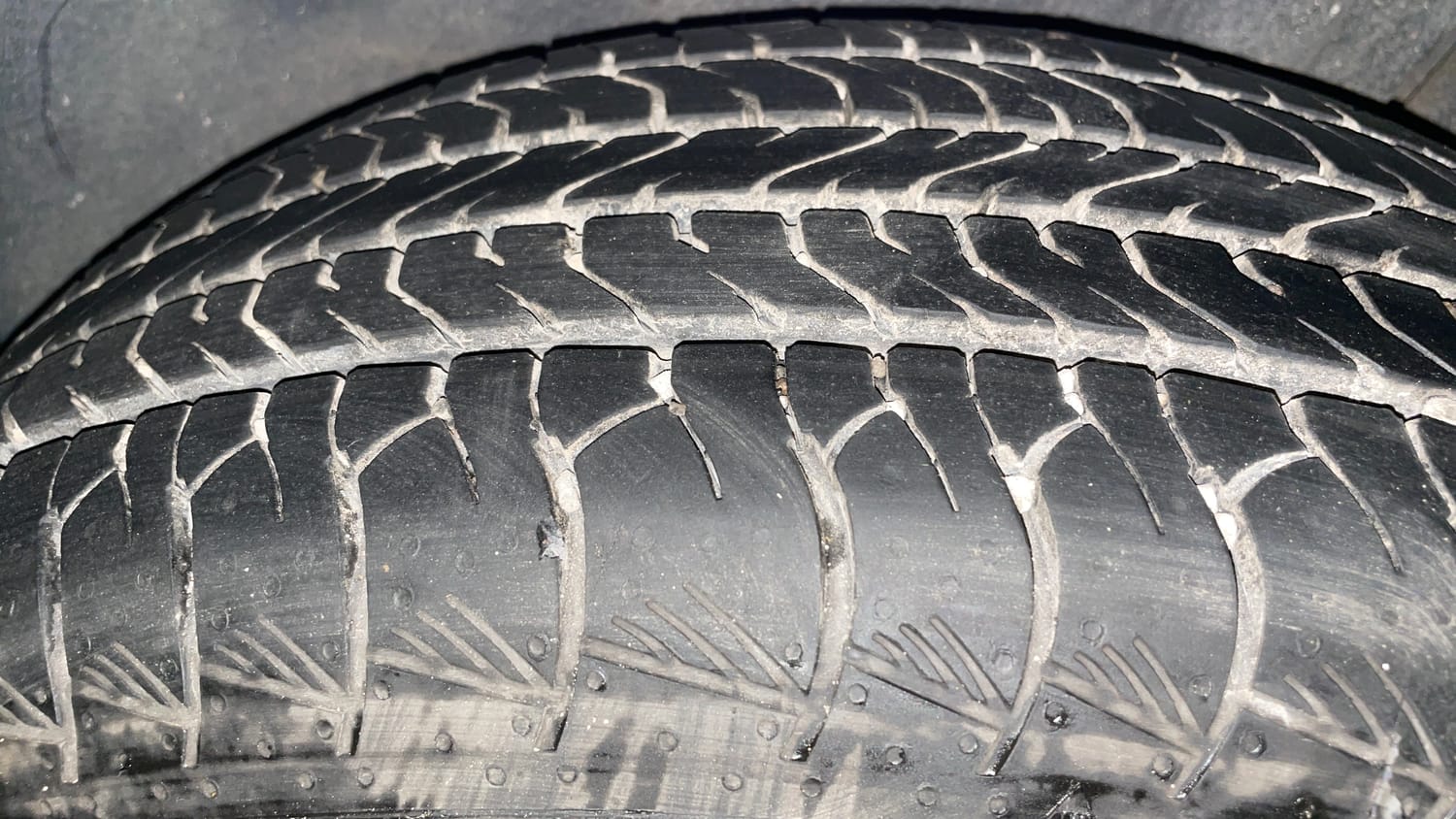 Used 2025 Toyota Urban Cruiser Hyryder G (O) AT NeoDrive Petrol Automatic tyres LEFT REAR TYRE TREAD VIEW