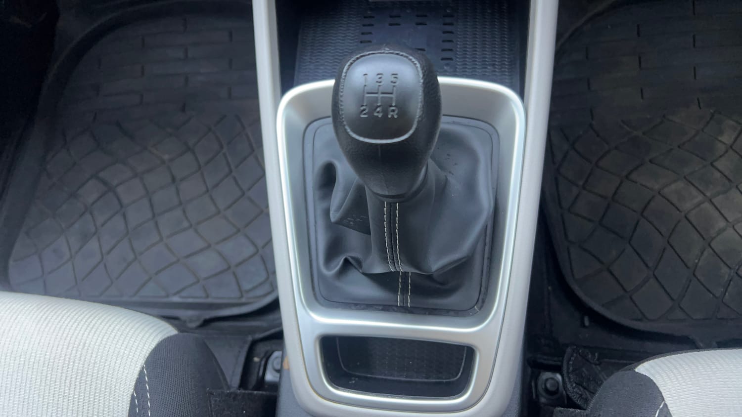 Used 2025 Hyundai Venue S Plus 1.2 Petrol MT Petrol Manual interior GEAR  KNOB VIEW