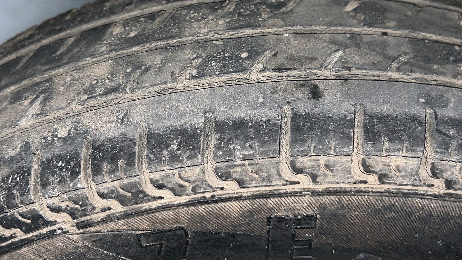 Used 2020 Renault Kwid RXT (O) 1.0 SCE Edition Petrol Manual tyres RIGHT REAR TYRE TREAD VIEW