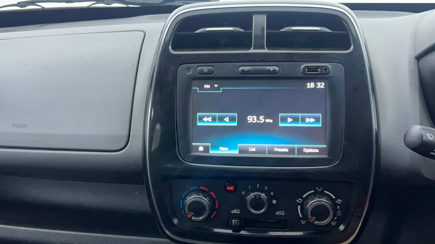 Used 2020 Renault Kwid RXT (O) 1.0 SCE Edition Petrol Manual top_features Touch screen infotainment system