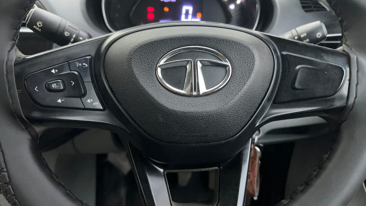 Used 2022 Tata Tiago XT CNG Cng Manual top_features Steering mounted controls