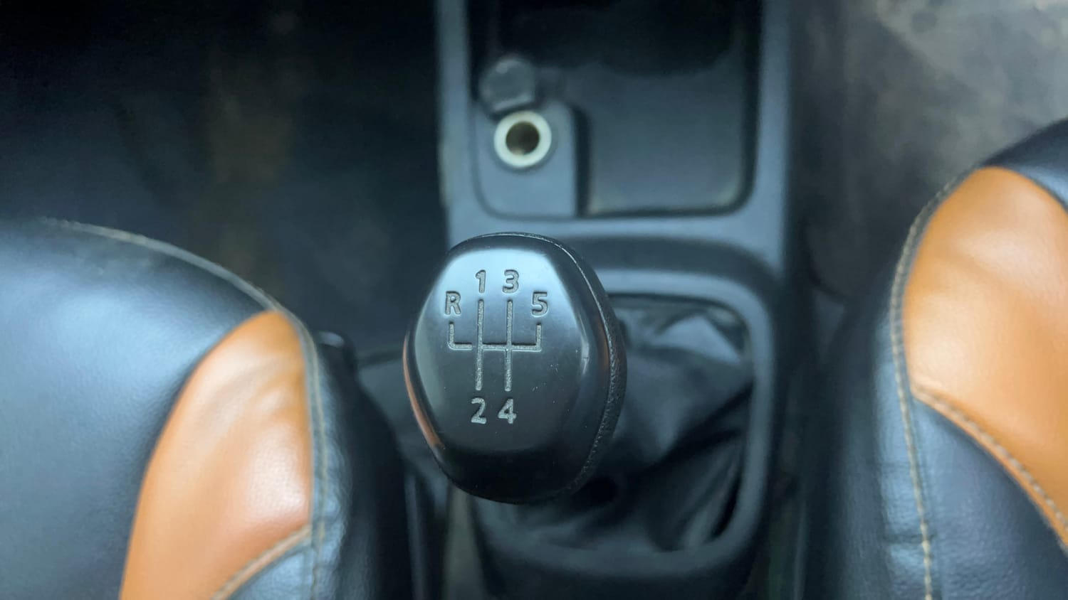 Used 2017 Renault Kwid RXL Petrol Manual interior GEAR  KNOB VIEW