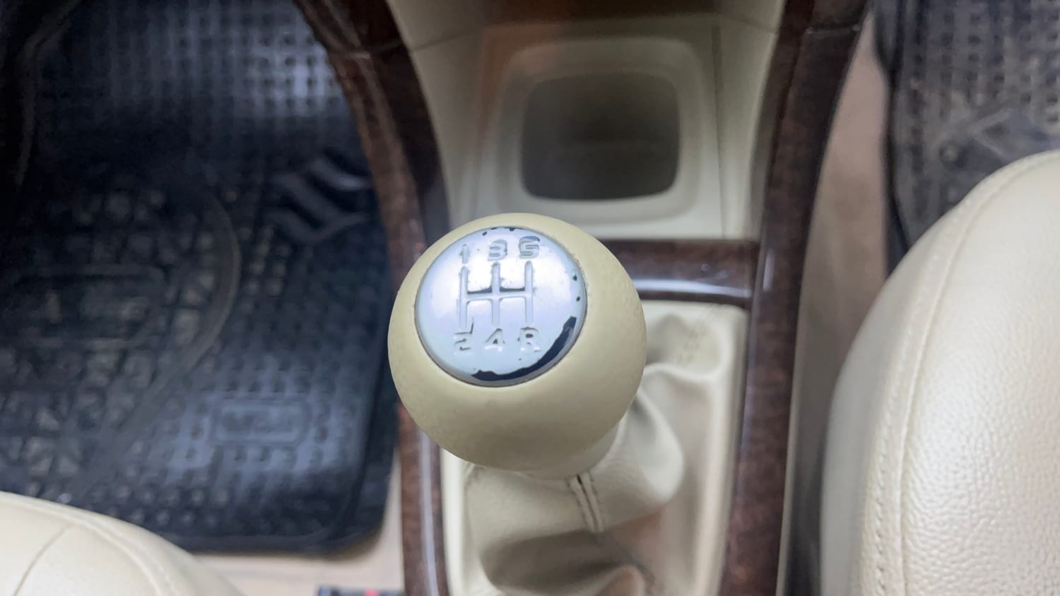 Used 2014 Maruti Suzuki Swift Dzire VXI Petrol Manual interior GEAR  KNOB VIEW
