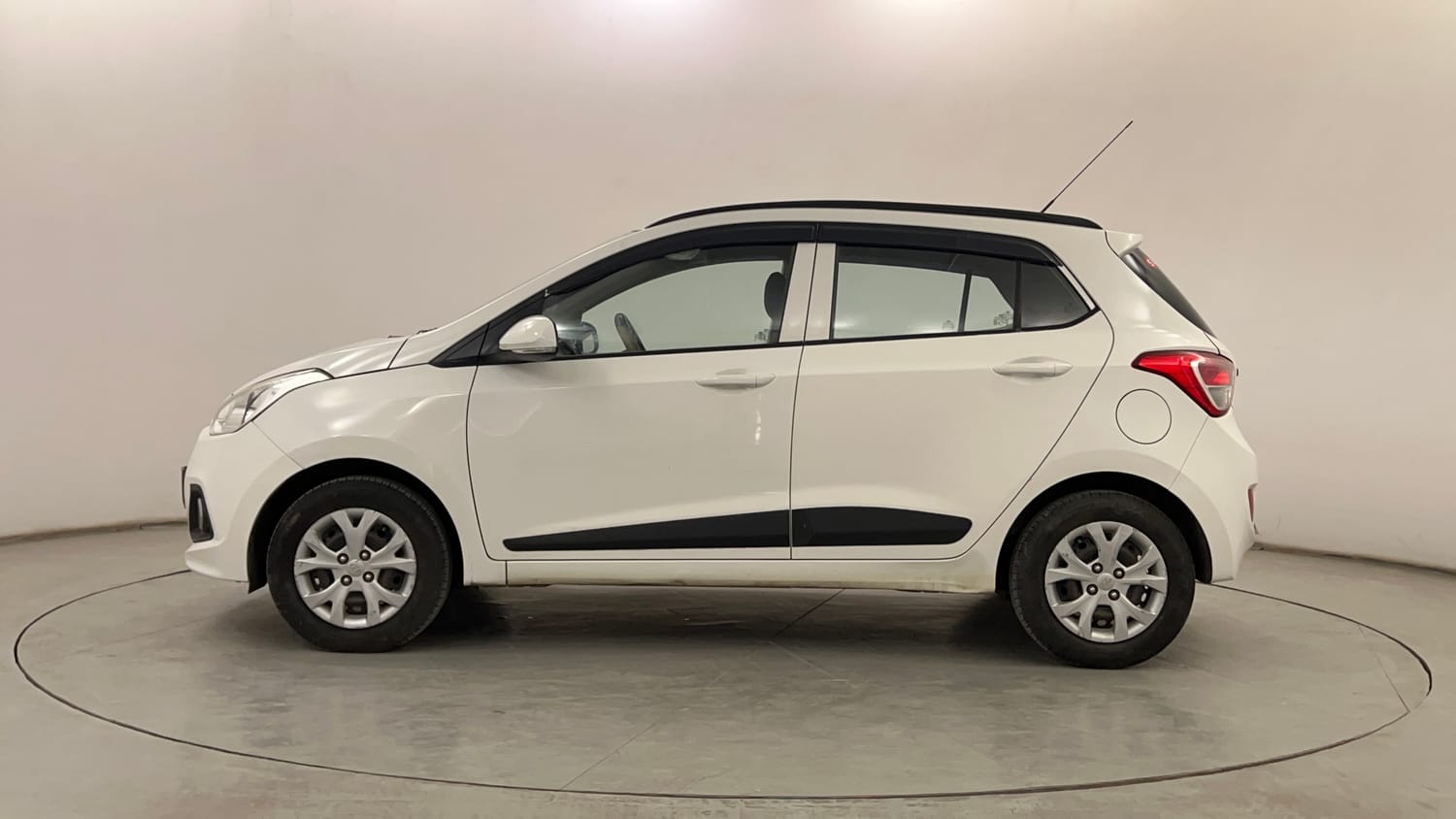 Used 2016 Hyundai Grand i10 Sportz 1.2 Kappa VTVT Petrol Manual exterior LEFT SIDE VIEW