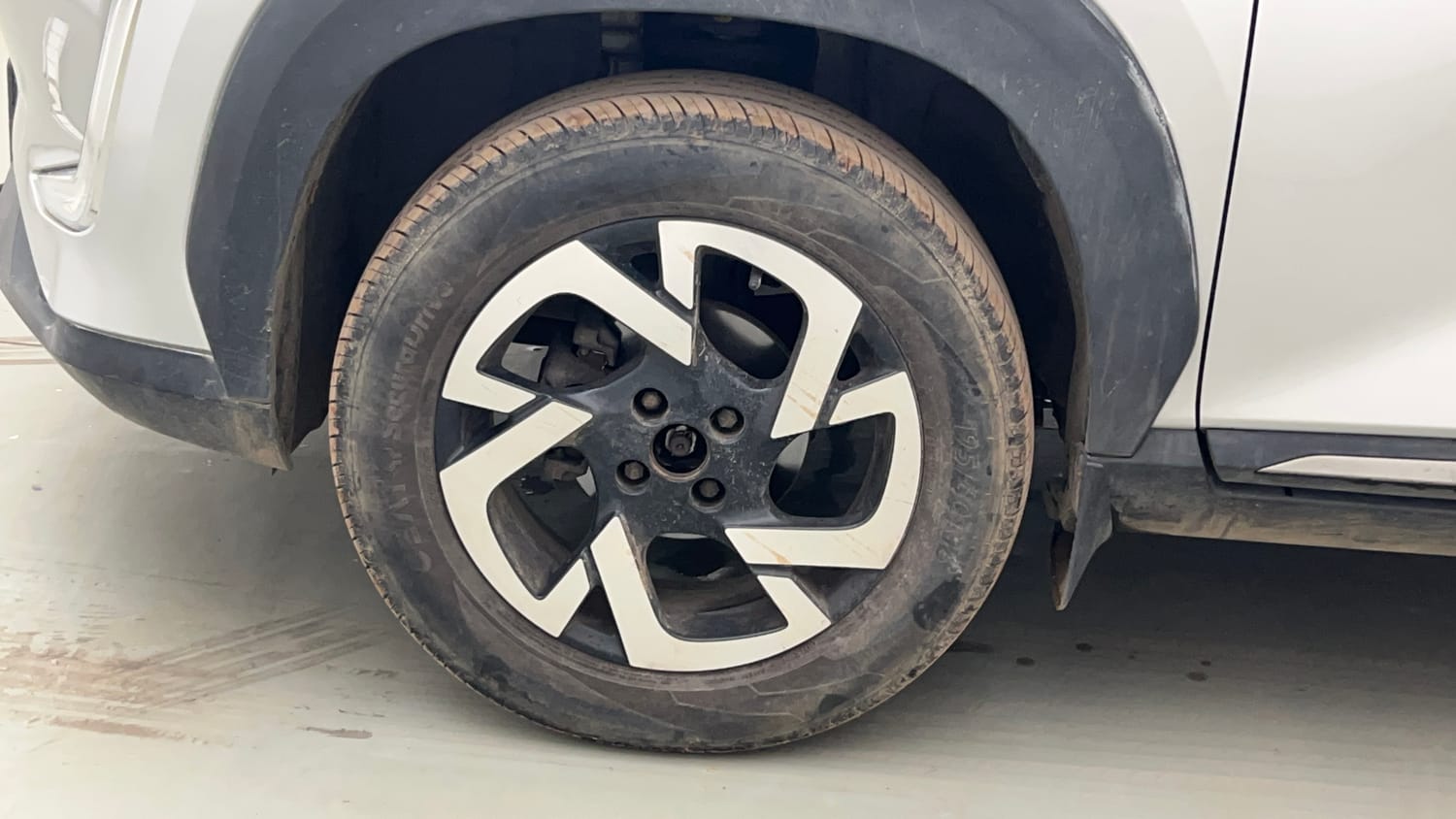 Used 2021 Nissan Magnite XV Petrol Manual tyres LEFT FRONT TYRE RIM VIEW