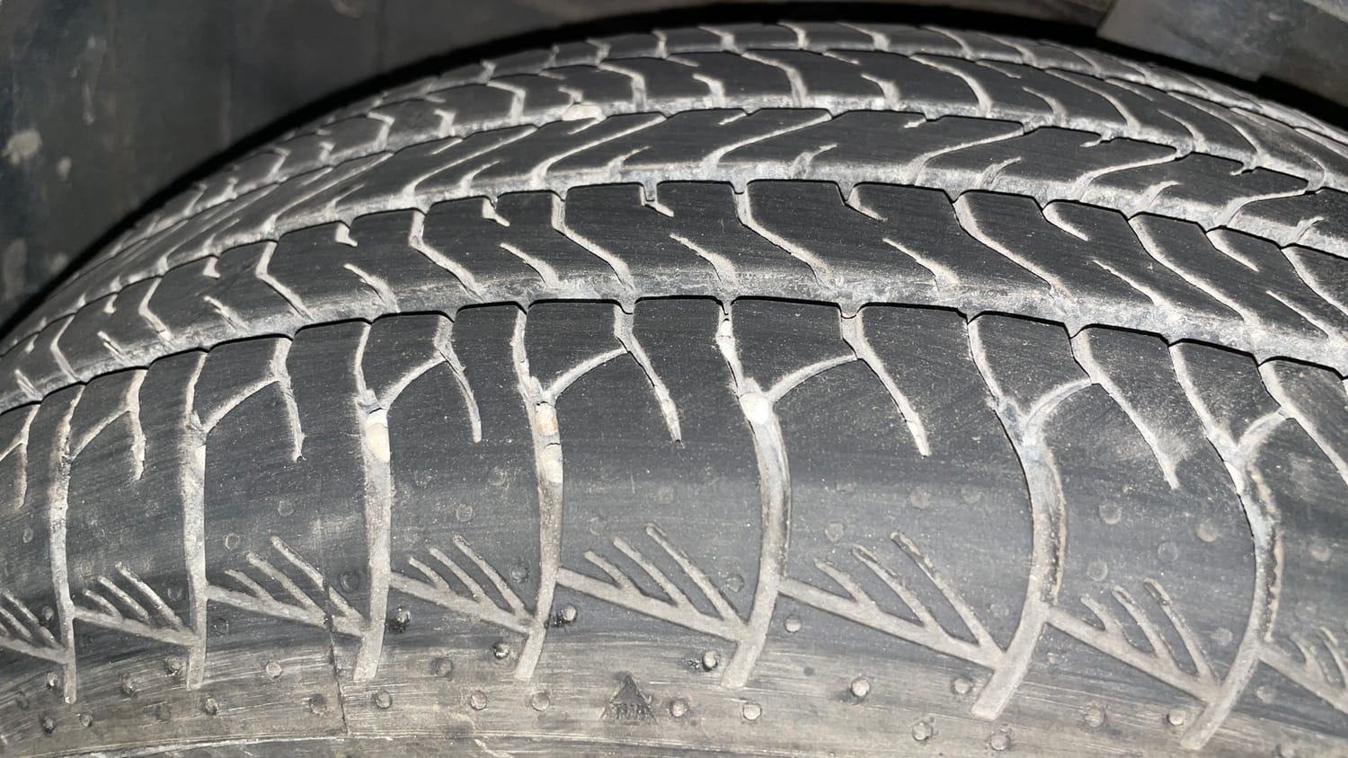 Used 2025 Toyota Urban Cruiser Hyryder G (O) AT NeoDrive Petrol Automatic tyres LEFT FRONT TYRE TREAD VIEW